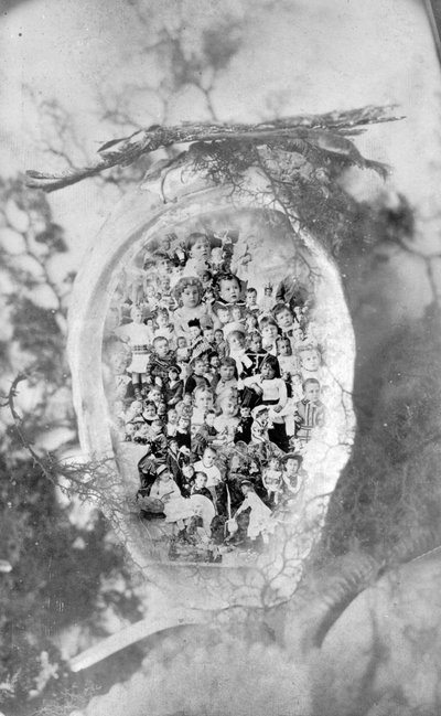 ブリティッシュコロンビアの宝石、1880年頃のスタイルで行われた、アワビの貝殻に子供を重ね合わせた合成写真、1880年頃（bw写真） 作： Hannah Maynard